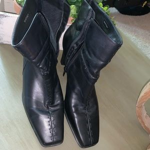 Markon Whitney black leather ankle boots size 10M